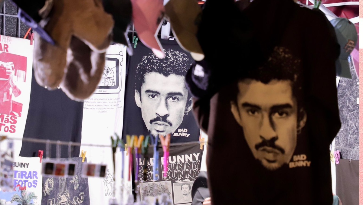 ¡De joyas falsas a pavas boricuas! Mercancía pirata de Bad Bunny inunda el Estadio GNP Seguros; estos son sus precios