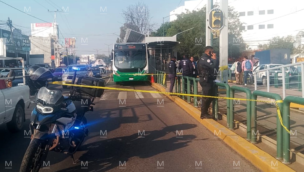 Una mujer de la tercera edad murió tras caer de paradero de la oruga y ser prensada por la unidad.