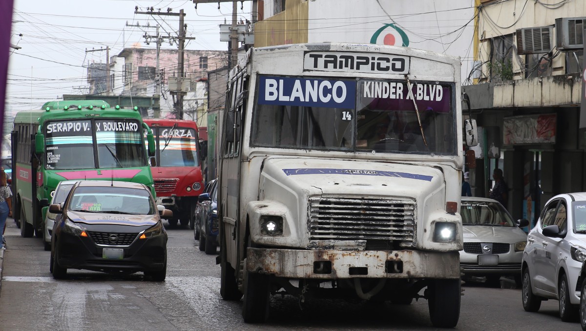 El paso del tiempo y el mal uso han acabado con las pocas unidades de transporte público del sur de Tamaulipas. (Yazmín Sánchez)