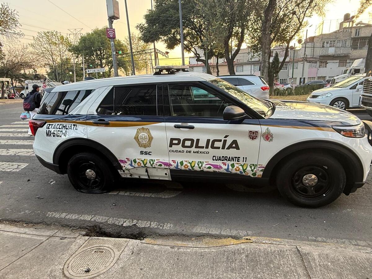 La patrulla del sector Iztaccihuatl permanece en el cruce mientras se realizan labores de abanderamiento. | Liset González