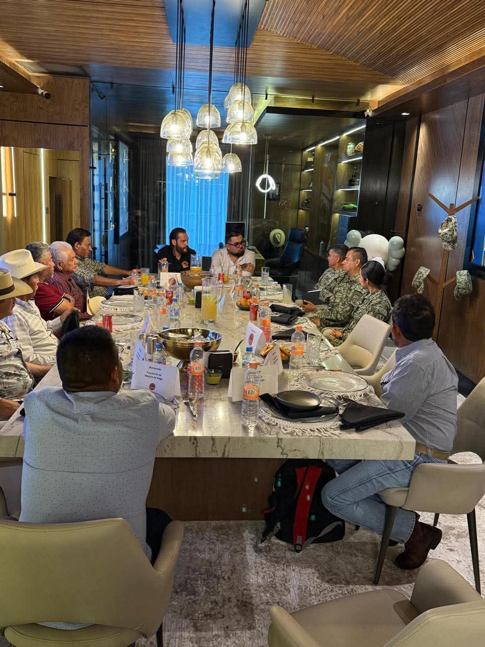 Relación con productores y autoridades.| Especial