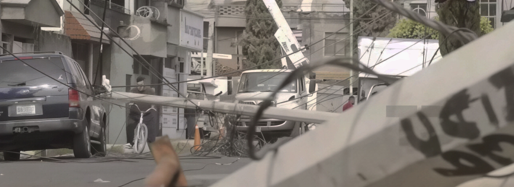 Reportan que el conductor siguió su paso pese a darse cuenta del que estaba atorado. | Especial