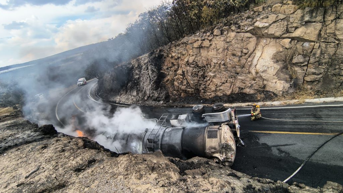 Según reportes de la unidad de Protección Civil municipal, el conductor de la pipa viajaba solo (Foto: Cortesía)