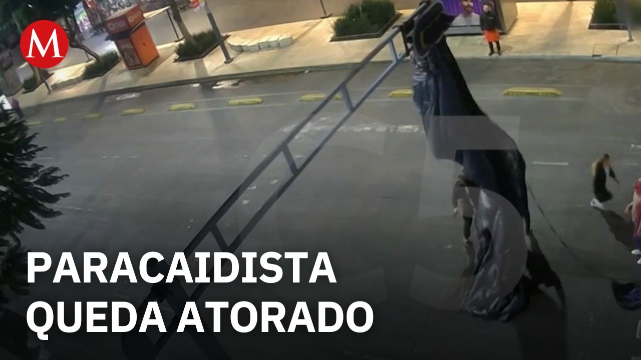 Rescatan a paracaidista atorado en un semáforo en la Ciudad de México
