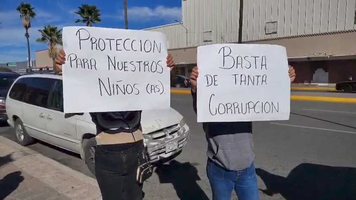 En Saltillo, padres cierran bulevar para exigir convivencias con hijos. | Especial