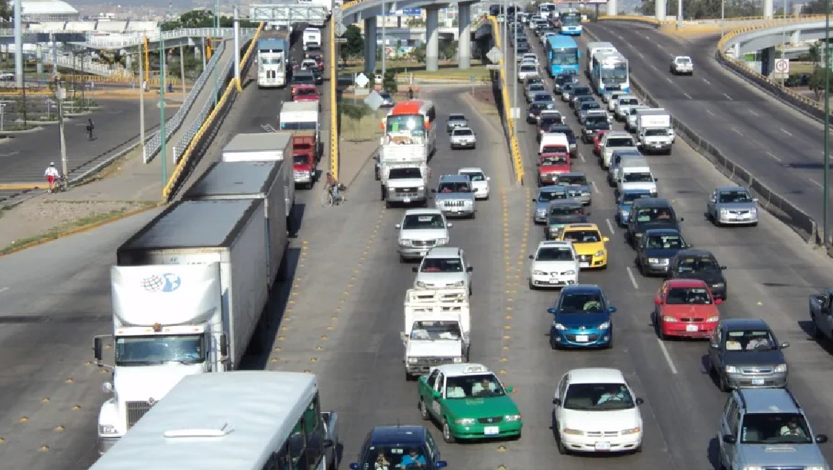 Tráfico en León incrementa en zonas comerciales | Especial