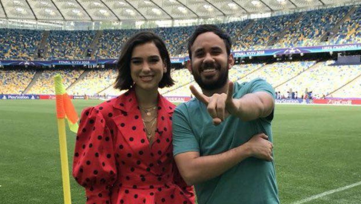 El día que Werevertumorro conoció a Dua Lipa en un estadio de futbol: “Sacaron a un creador de contenido por grabarla”