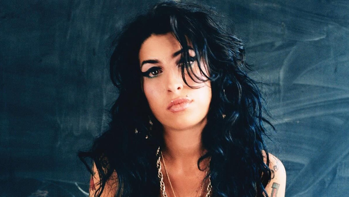 Papá de Amy Winehouse demanda a 2 amigas de la cantante; ésta es la razón