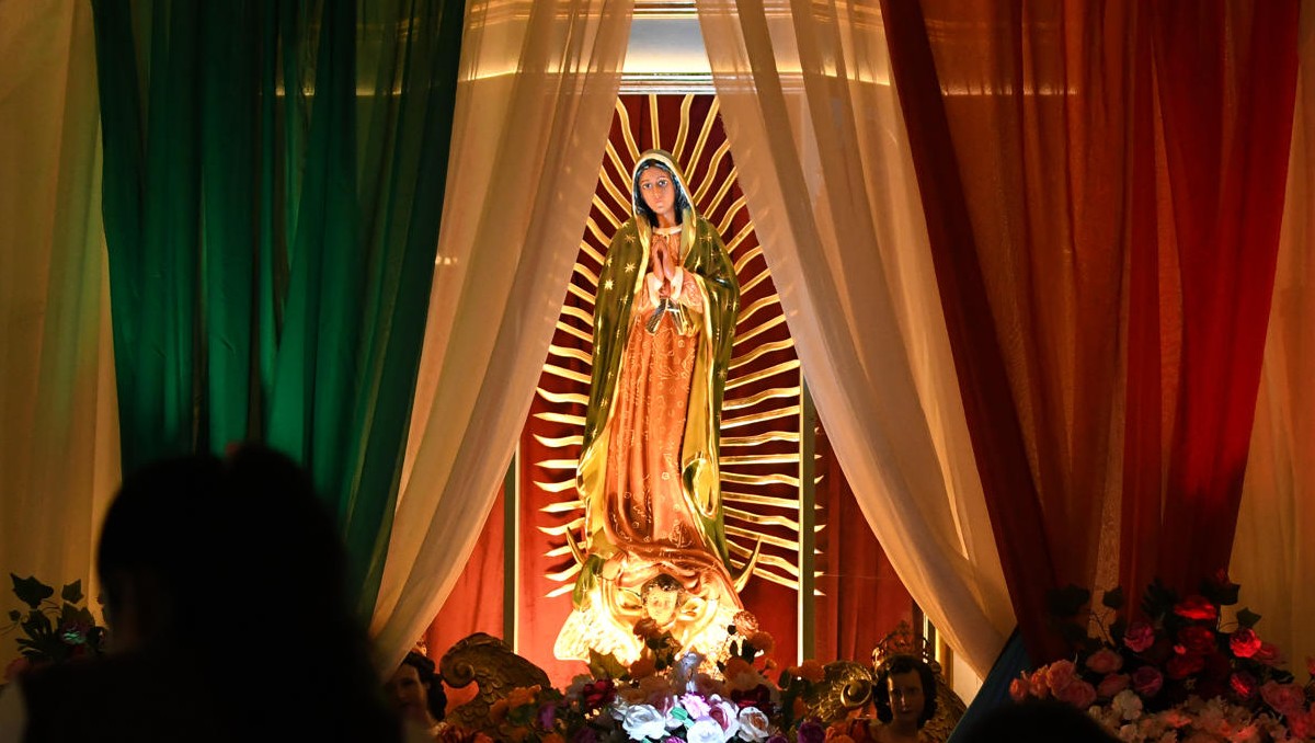 La Guadalupana de Chicago no hace milagros, pero junta multitudes de migrantes