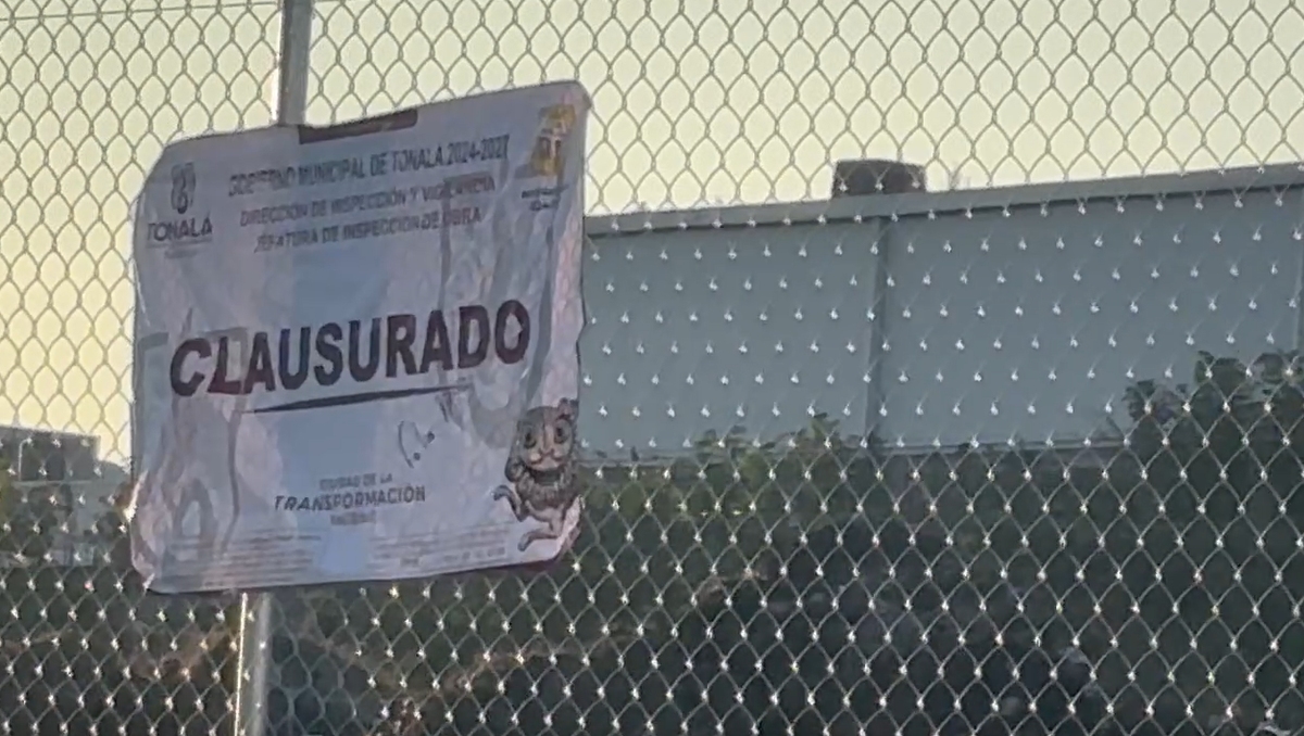 Elementos municipales y de la Fiscalía de Jalisco llevaron a cabo la clausura del predio invadido (Foto: Roberto Hurtado)