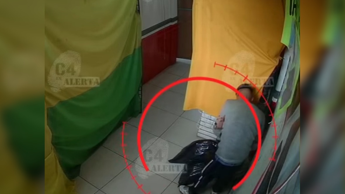 El hombre huyó del lugar con dos bolsas negras. (Foto: especial)