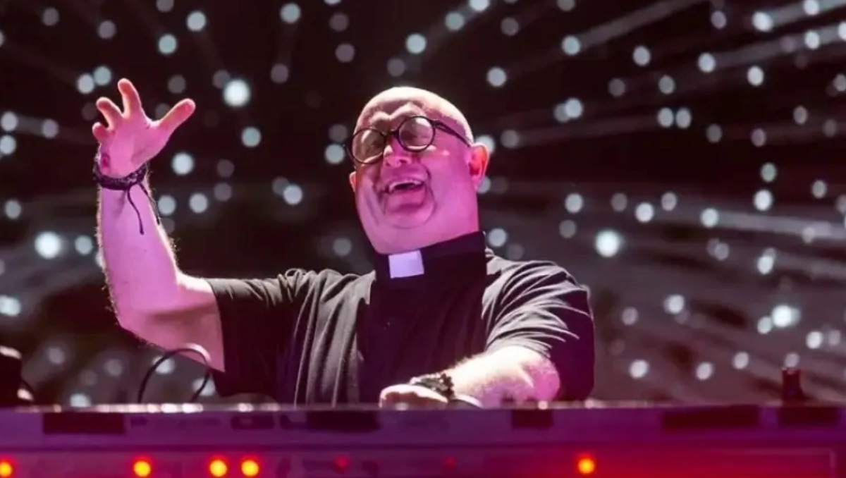 El Padre Guilherme, famoso DJ, toca versión electrónica de ‘La Guadalupana’ | VIDEO