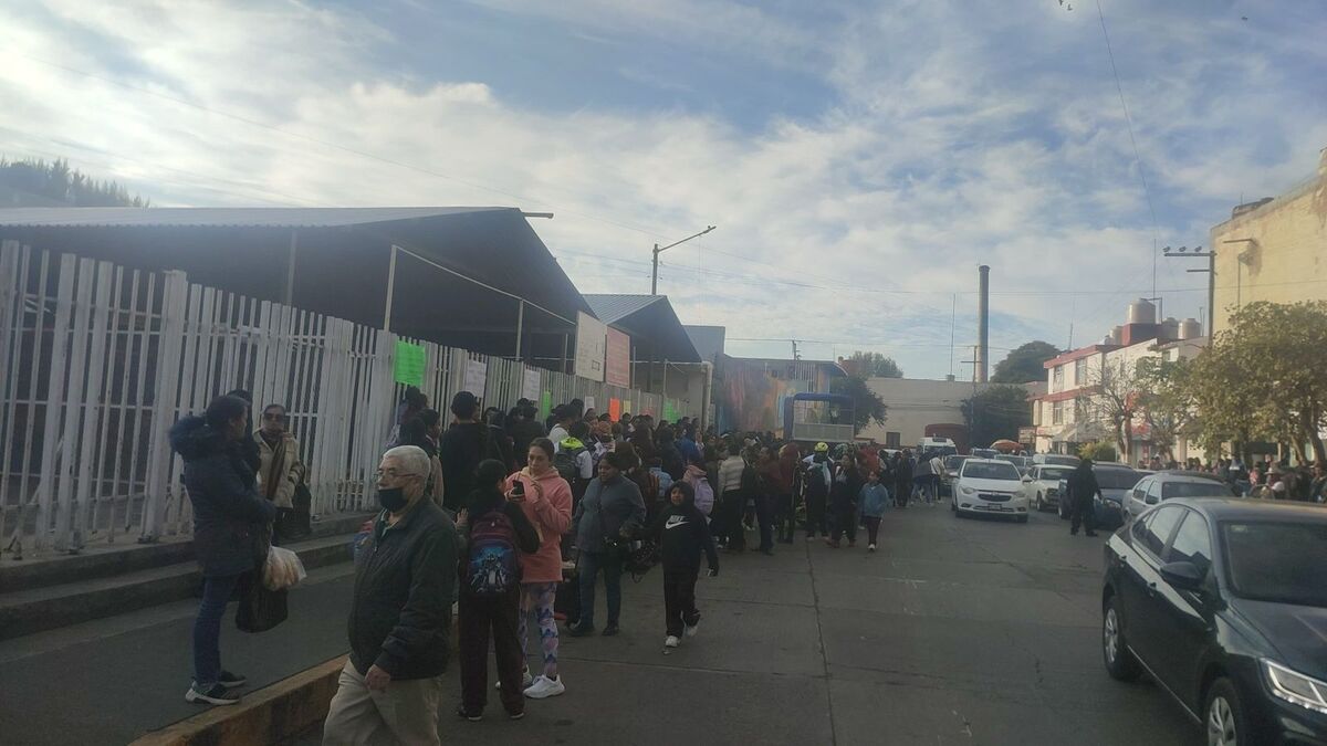 Padres y madres de familia piden que restablezcan a una docente. (Víctor Valera)