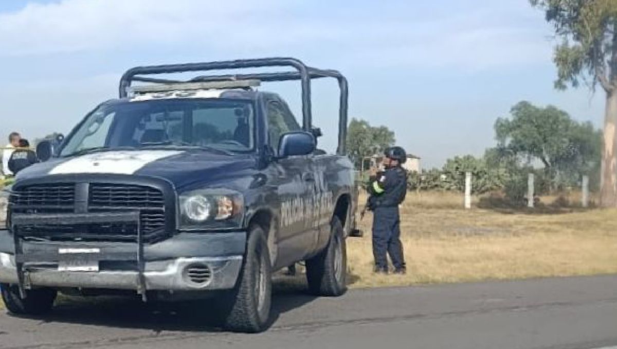 Paramédicos confirmaron la muerte del hombre localizado en la autopista México-Pachuca. Foto: (Especial)