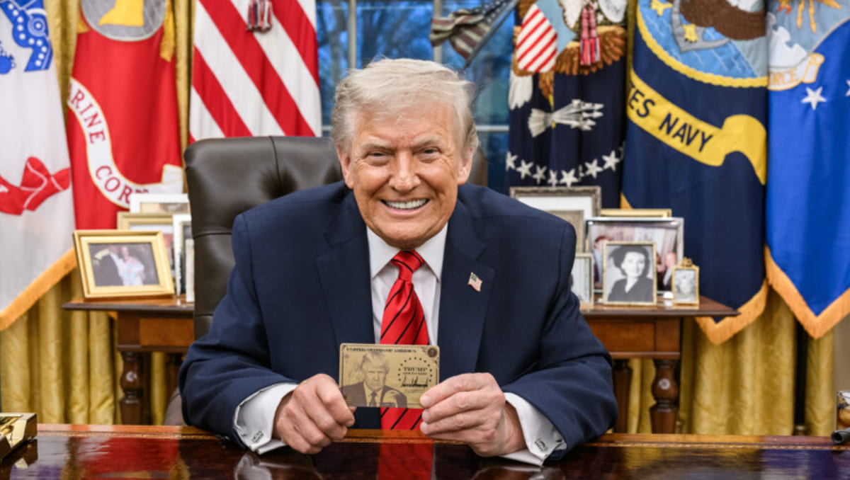 ¿Cuánto cuesta y cómo se obtiene la 'tarjeta dorada' de residencia en EU que lanzó Donald Trump? Esto sabemos