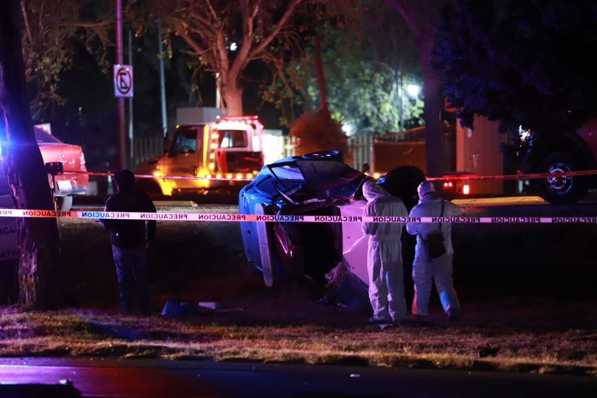 Volcadura de un vehículo sobre el Bulevar Felipe Ángeles. (Jorge Sánchez)
