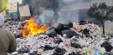 Bomberos y Protección Civil acudieron para sofocar las llamas mientras autoridades realizaron cortes a la circulación.
