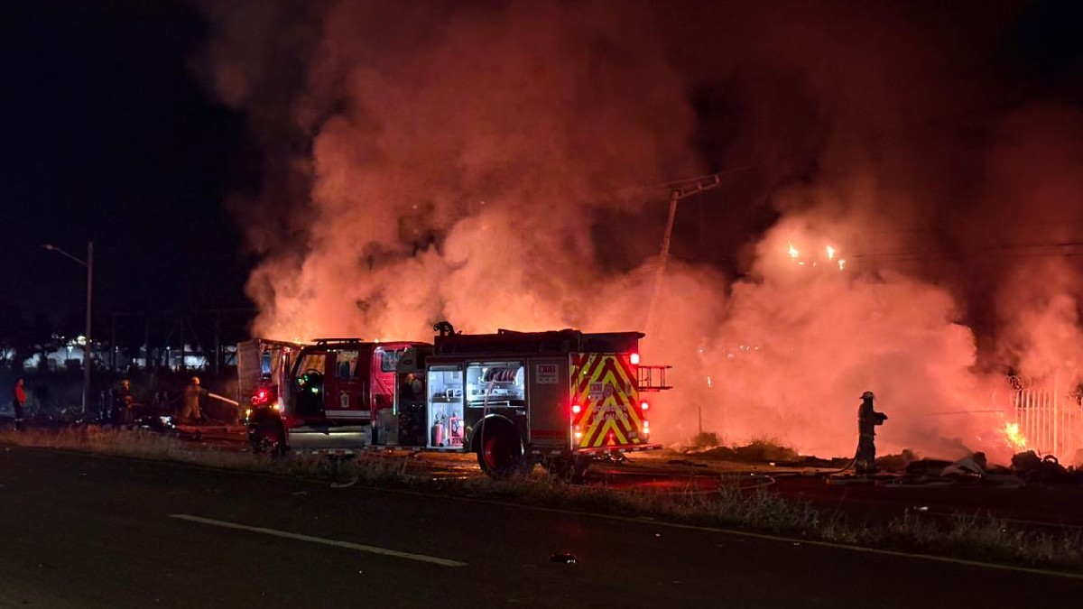 Las labores para controlar y apagar el fuego se extendieron hasta cerca de las 5:00 de la mañana. Foto: Cortesía.