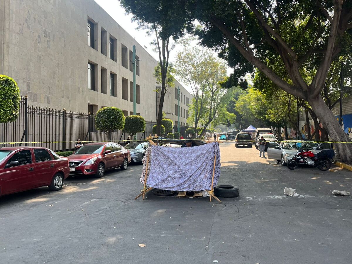 Los manifestantes colocaron lonas y casas de campaña frente a toda la fachada. (Foto: especial)