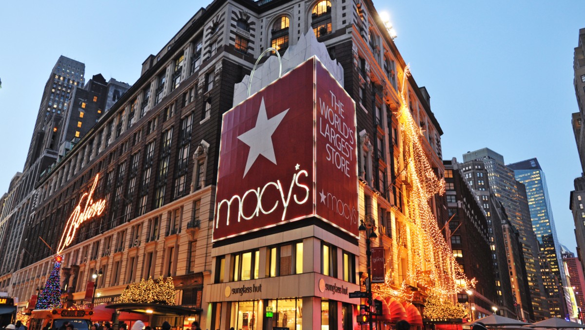 Mujer apuñala a madre que cambiaba pañal a su bebé en tienda Macy's de Nueva York