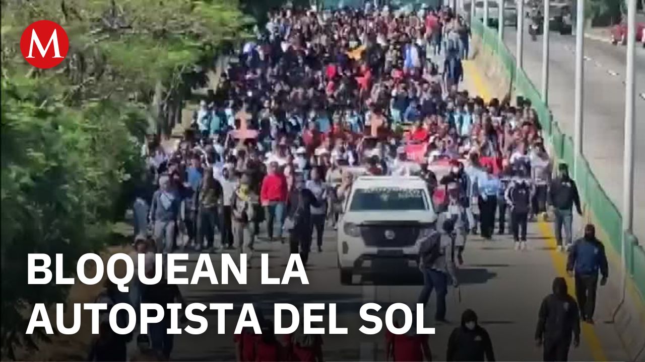 Normalistas bloquean la Autopista del Sol en memoria de dos compañeros asesinados