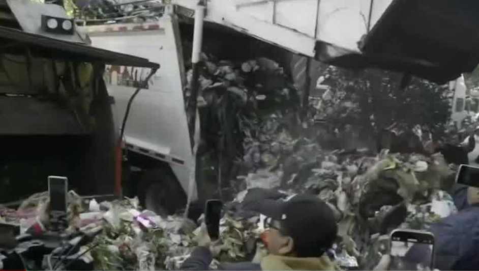 Trabajadores de limpia protestan con quema de basura y bloquean calles en CDMX