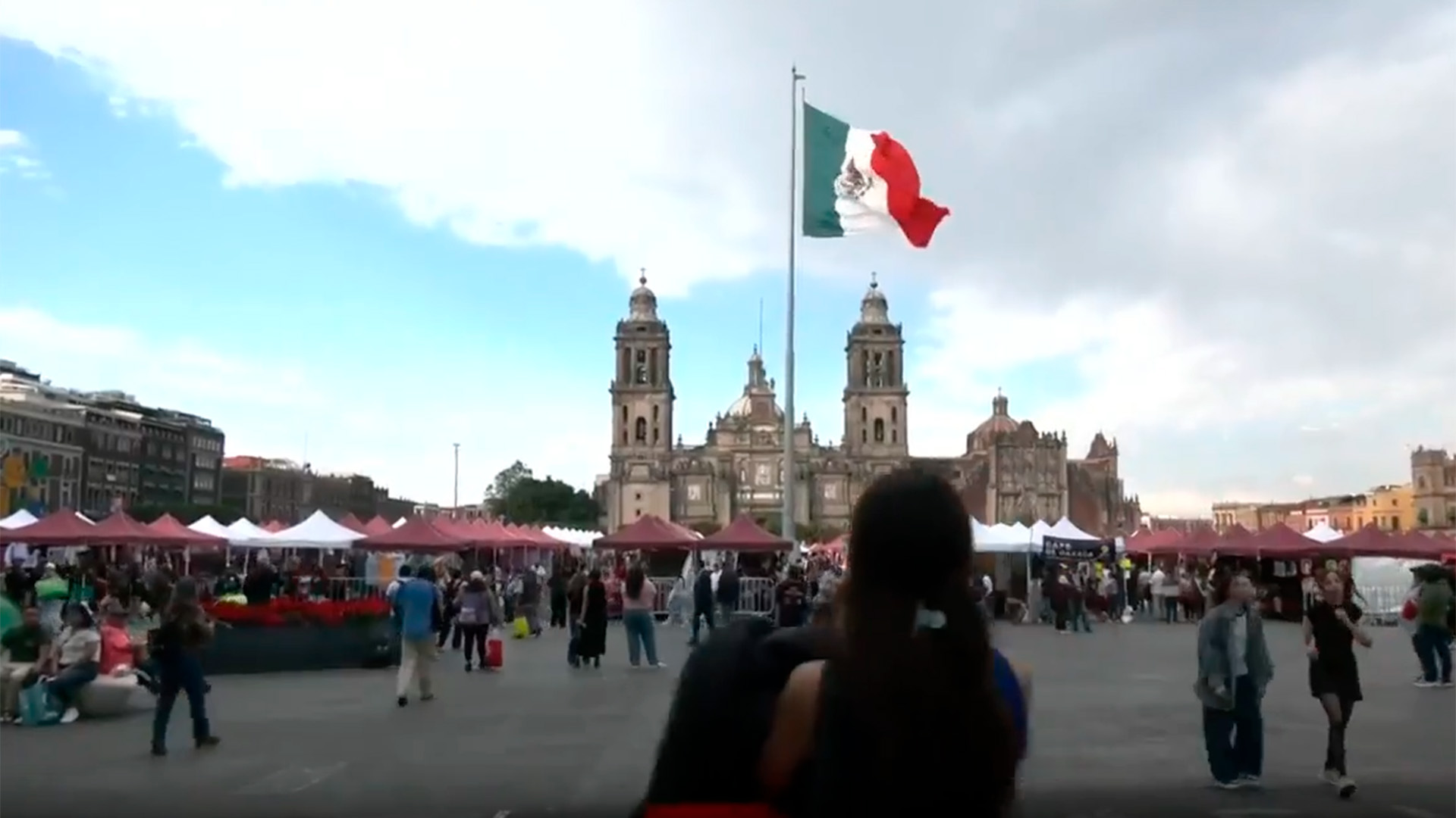 Artesanos mazahuas se instalan en el Zócalo para exigir espacios de venta