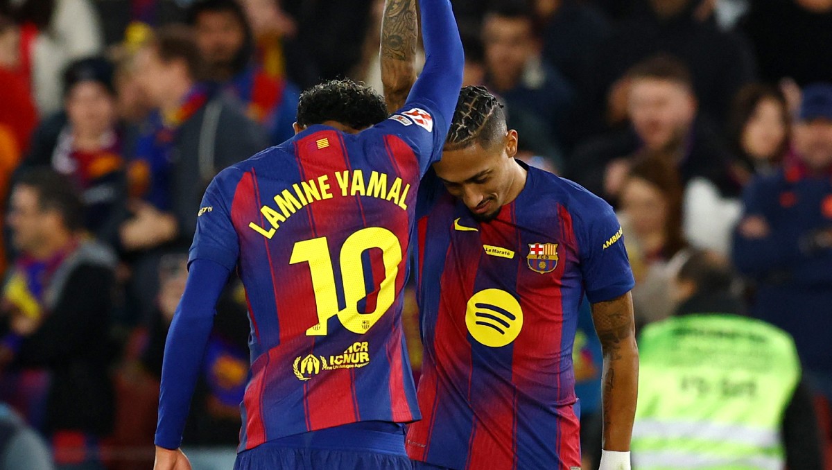 Un doblete de Raphinha reafirma el liderato del Barcelona en la Liga de España (Reuters)