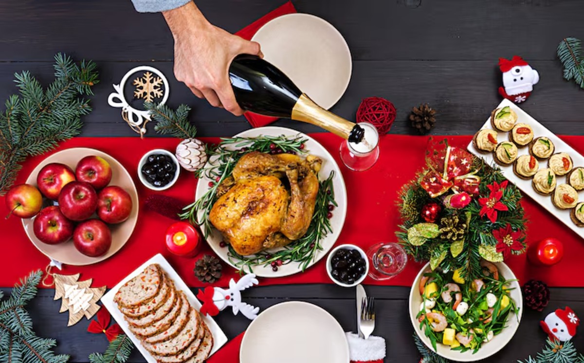 Los especialistas recuerdan que durante estas fechas es posible aumentar hasta cinco kilos debido a la alimentación excesiva. | Freepik