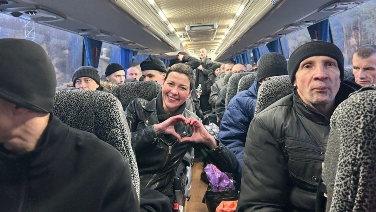 Bielorrusia libera a premio Nobel, una figura de oposición y otros 121 presos tras diálogo con EU