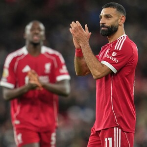 Con doblete de Hugo Ekitike a pases de Mohamed Salah, el Liverpool derrotó a Brighton en la Premier League; Arne Slot hizo las pases con el egipcio