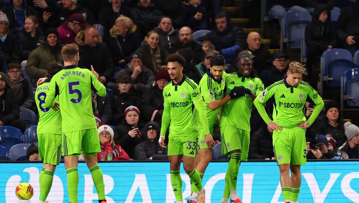 Raúl Jiménez y Fulham consiguen oxígeno con victoria ante el Burnley en la Premier League (Reuters)