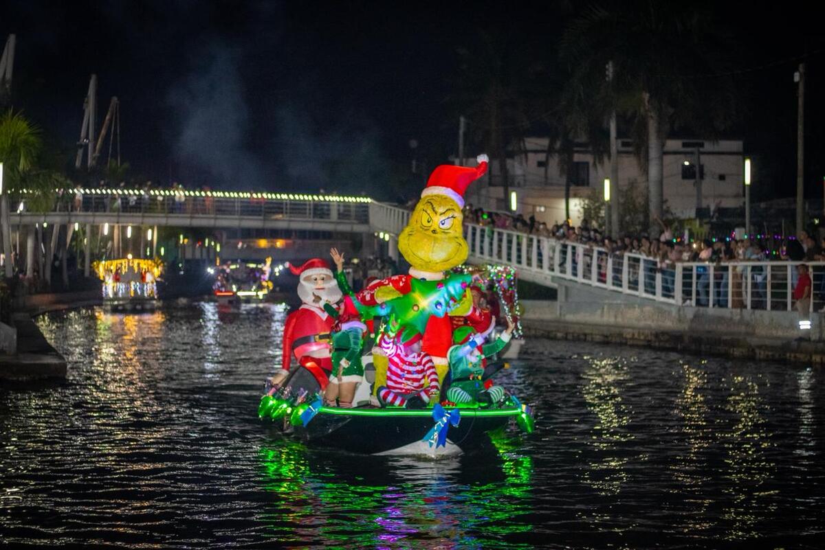 Más de veinte embarcaciones alegóricas iluminadas participaron en este evento. Jesus Garcia