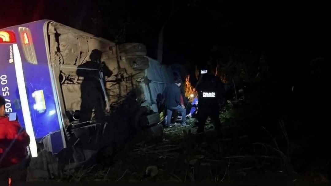 Volcadura de autobús en Hidalgo deja 5 muertos y más de 20 heridos. (Cortesía)