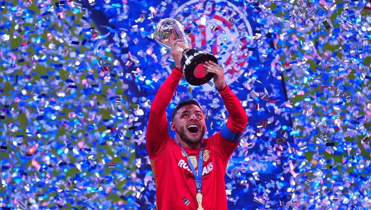 Alexis Vega entrega el trofeo del bicampeonato de la Liga MX a Valentín Diez | VIDEO