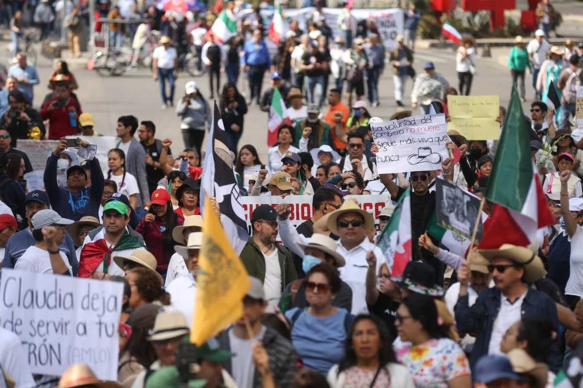 Avanzan los contingentes de la marcha de la Generación Z camino hacia el Zócalo capitalino. (Arceli López)