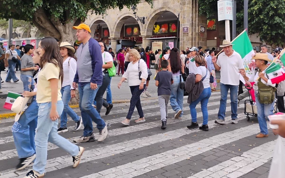 Con banderas de México integrantes, no sólo de la Generación Z, marcharon en Guadalajara (Foto: Fátima Briceño)