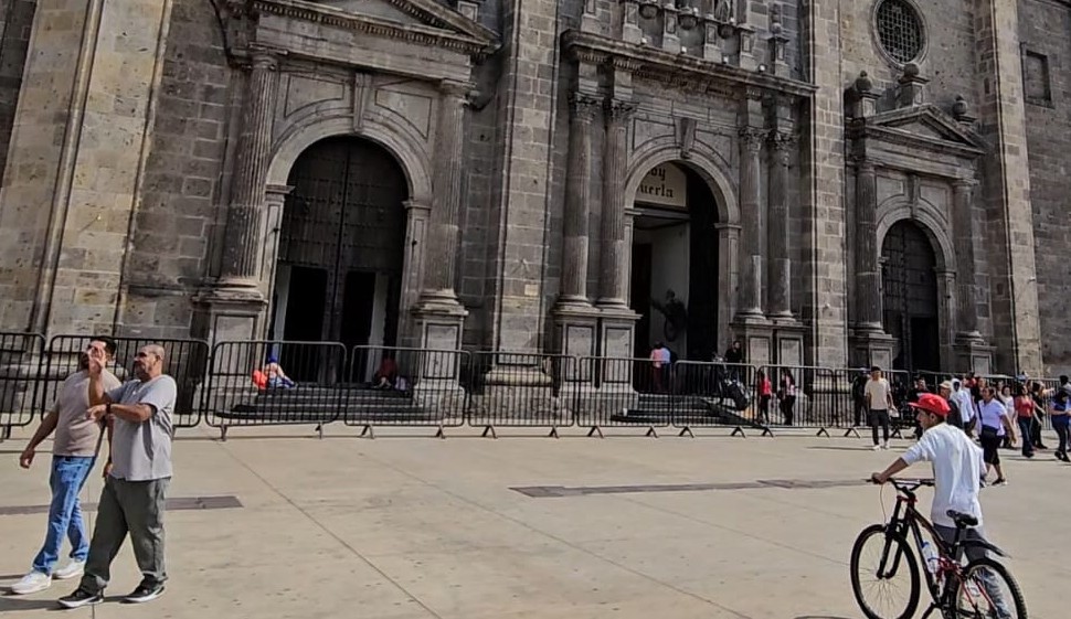 La catedral fue protegida por vallas ante la convocatoria de la Generación Z (Foto: Juan Carlos Munguía)