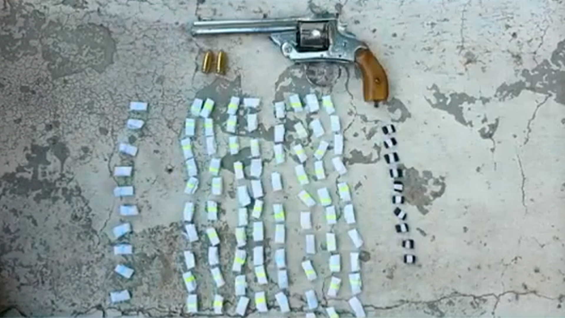 Detienen a cuatro hombres en Nezahualcóyotl con arma y presuntas drogas