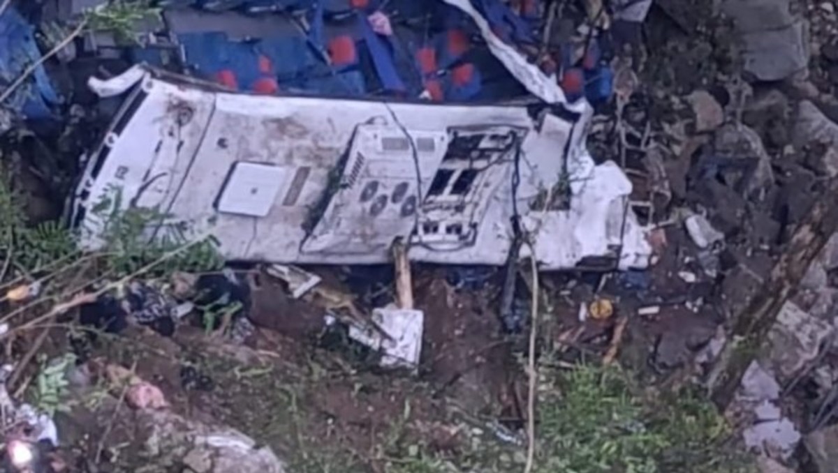 Autobús cae a barranco y mueren 10 estudiantes que regresaban de excursión