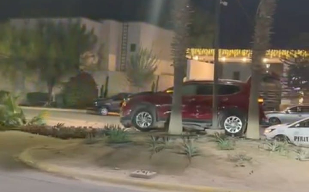 El conductor abandonó la unidad tras chocar. l Especial