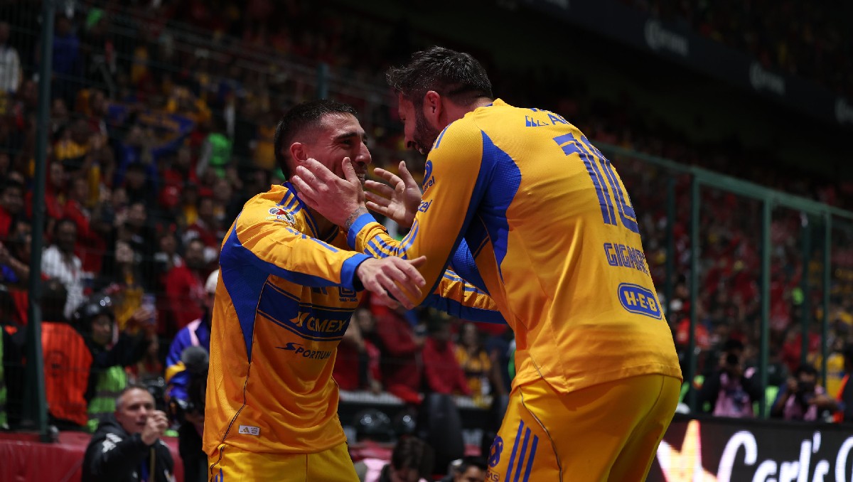 Fernando Gorriarán y Gignac celebran el gol de Tigres en la final del Apertura 2025 de la Liga MX (Imago7)