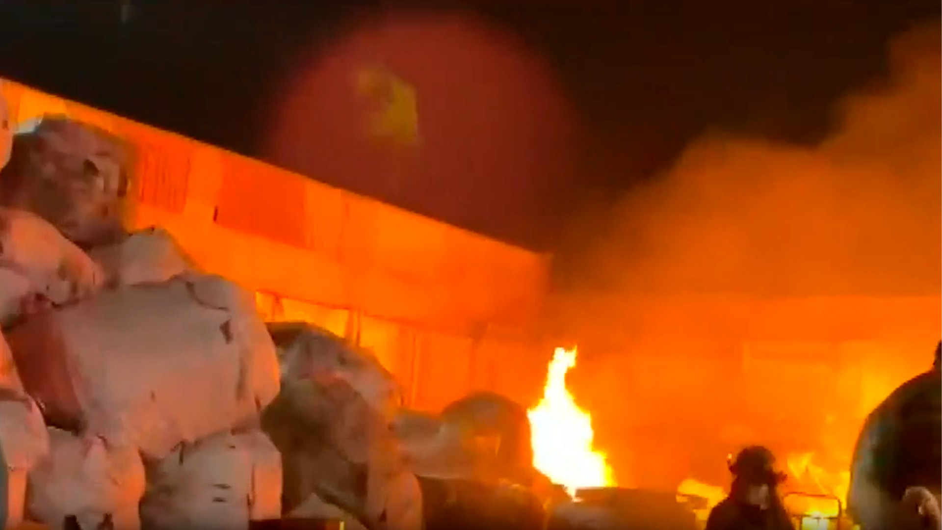 Incendio en almacén de reciclaje moviliza a emergencias en Ecatepec