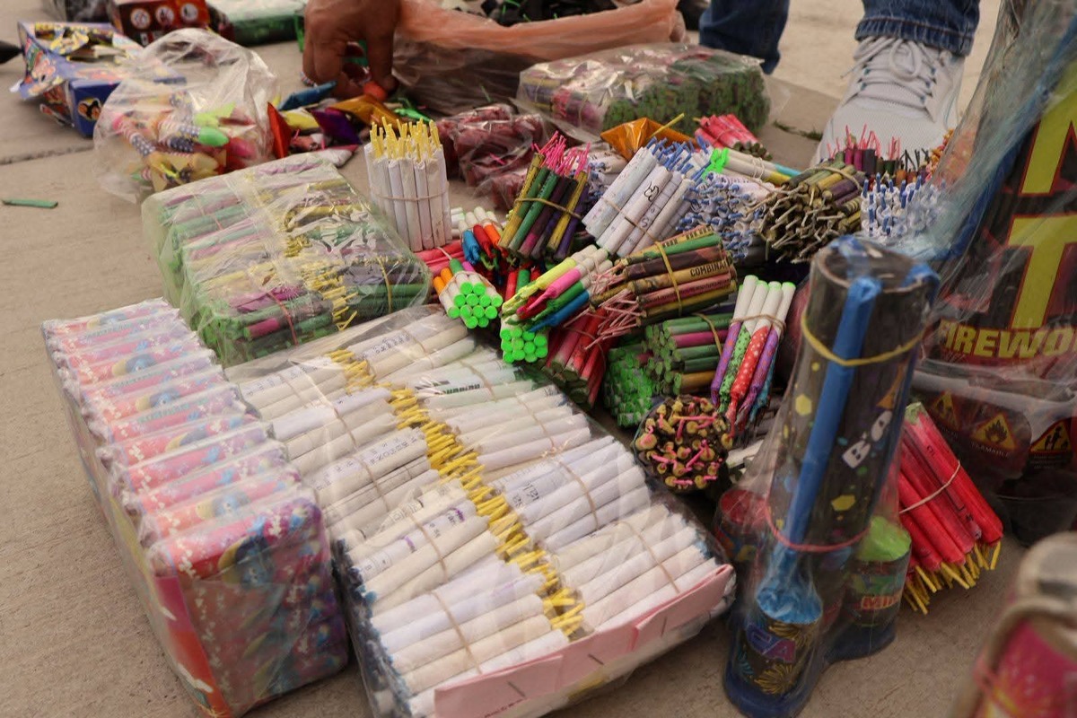 Material pirotécnico asegurado durante operativos de revisión en Pachuca.