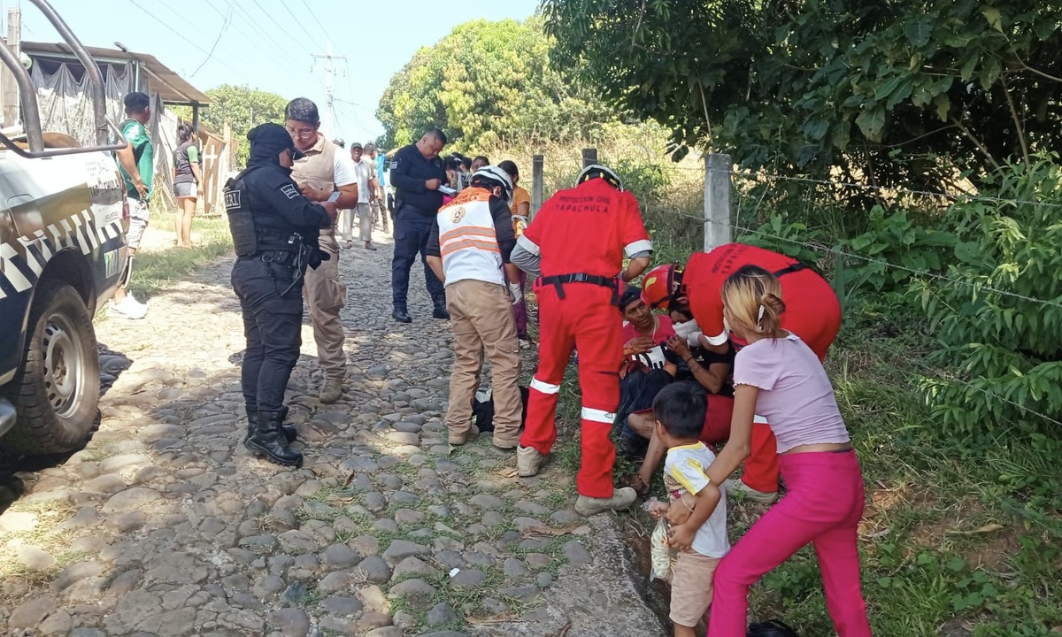 Los paramédicos acudieron al lugar para atender a las mujeres guatemaltecas que fueron atacadas. (Especial)