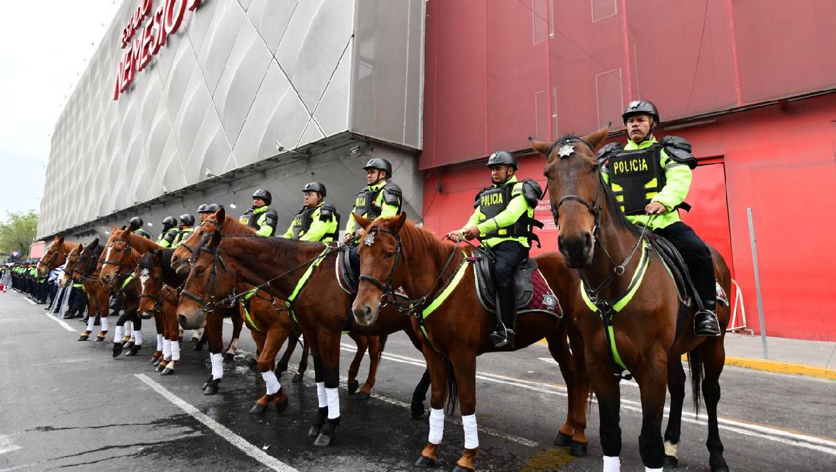 Policías se mantendrán en las entradas del Nemesio Diez para vigilar el orden. Foto: (Especial)