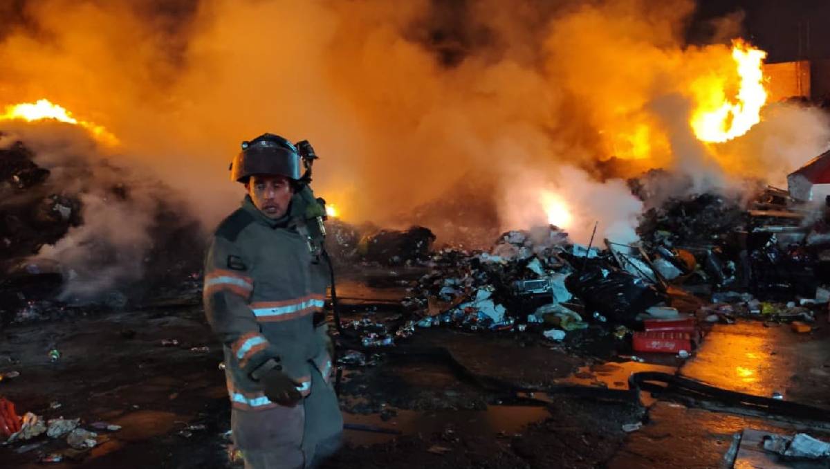 Vecinos apoyaron con cubetas de agua para combatir el fuego en la bodega de Ecatepec. Foto: (Especial)