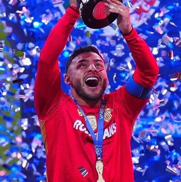 El delantero y héroe del Toluca, Alexis Vega, le entregó el trofeo al dueño del equipo Valentín Diez, quien se encontraba en el palco del Estadio Nemesio Diez.