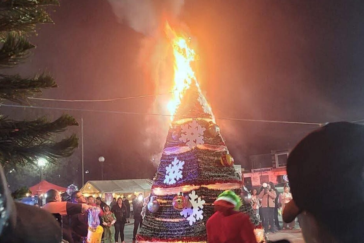 Un árbol de Navidad fue consumido en su totalidad tras el incendio provocado por pirotecnia en Tula, Hidalgo.