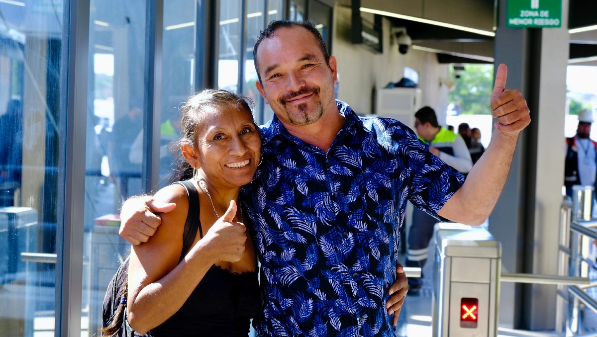 Elizabeth y Emanuel fueron los primeros pasajeros que recibió la Línea 4 y pasaron a la 'posteridad' (Foto: Cortesía)